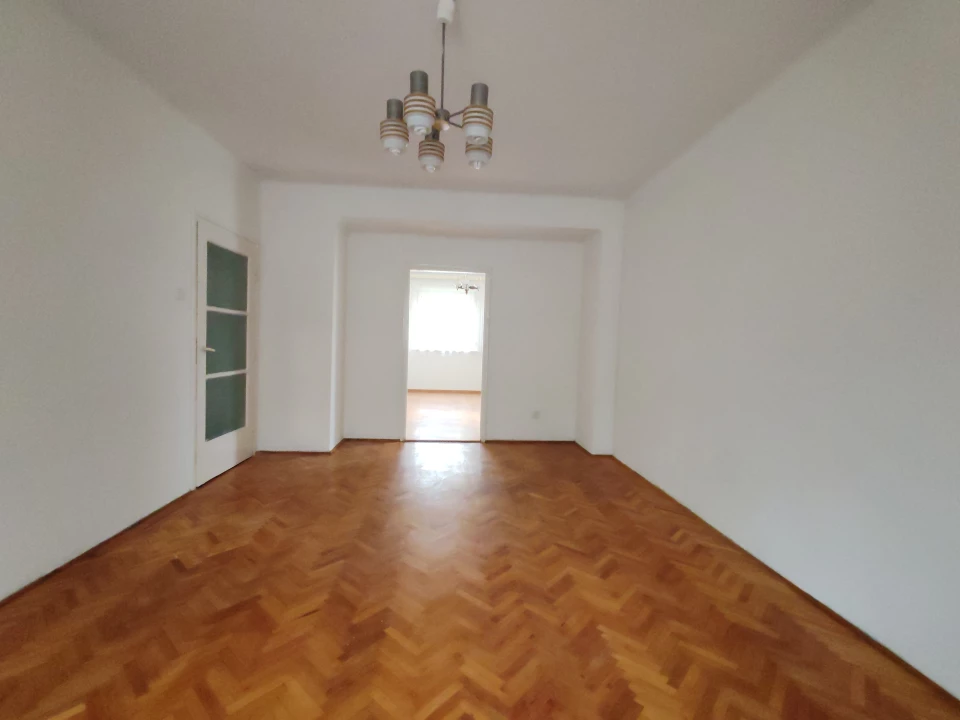 Eladó téglalakás, Szekszárd