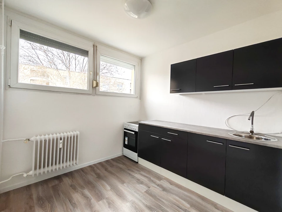 Eladó panellakás, Szekszárd