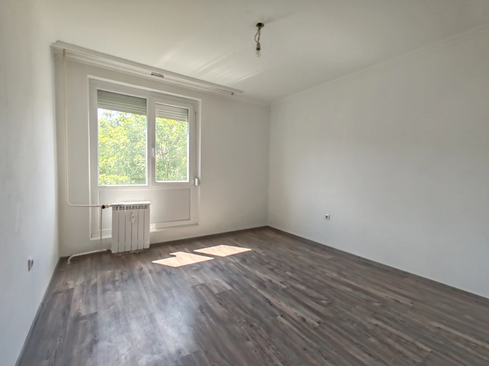 Eladó panellakás, Szekszárd