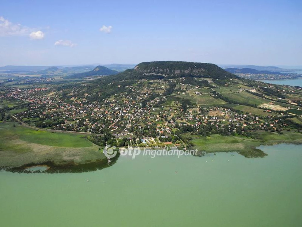 Eladó családi ház, Badacsonytomaj, Gyönyörű panorámás ritkán lakott.