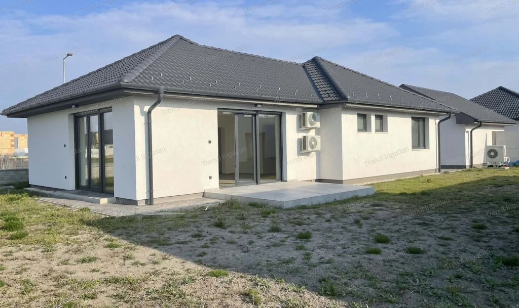 Kulcsrakész, azonnal költözhető  nappali + 3 szobás ház garázzsal eladó