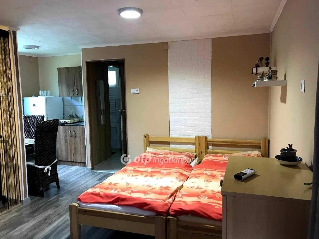 Eladó Motel, Abádszalók