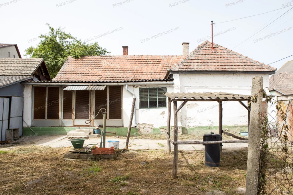 Szeremlén falu széli felújítandó ház eladó