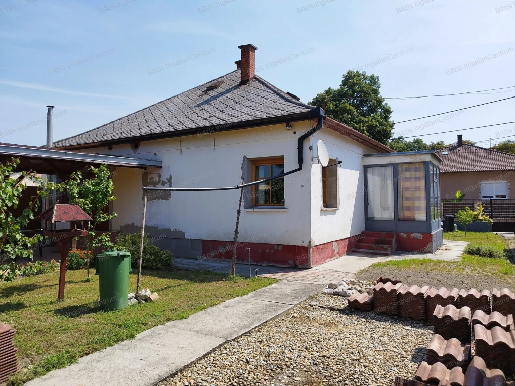Kalocsa központjához közel, 2 szoba+nappalis, jó állapotú családi ház eladó