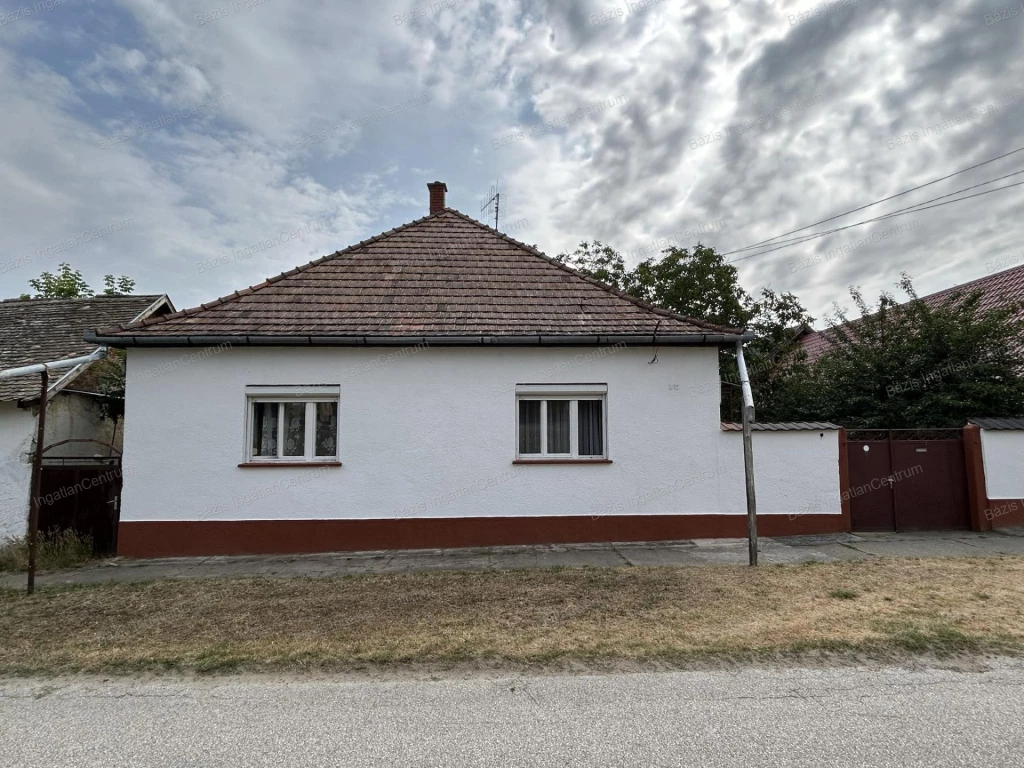 Nagybaracska központ közeli részén azonnal költözhető családi ház eladó