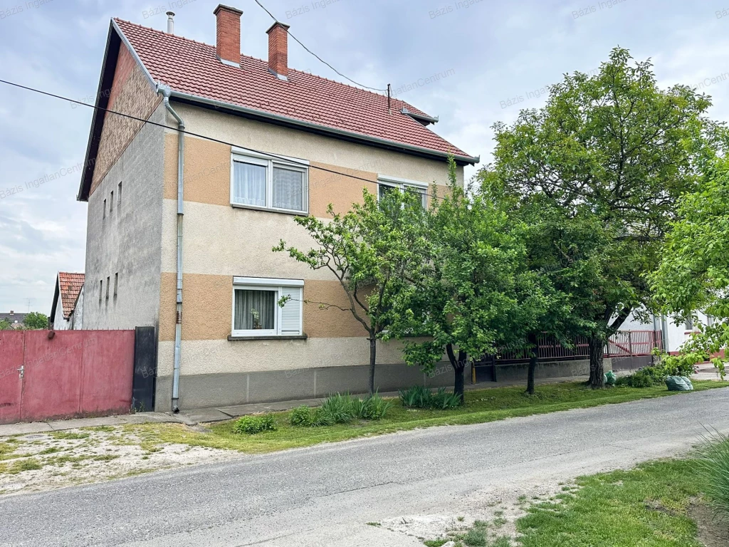 Bácsalmás, 192 nm-es, kétszintes családi ház eladó