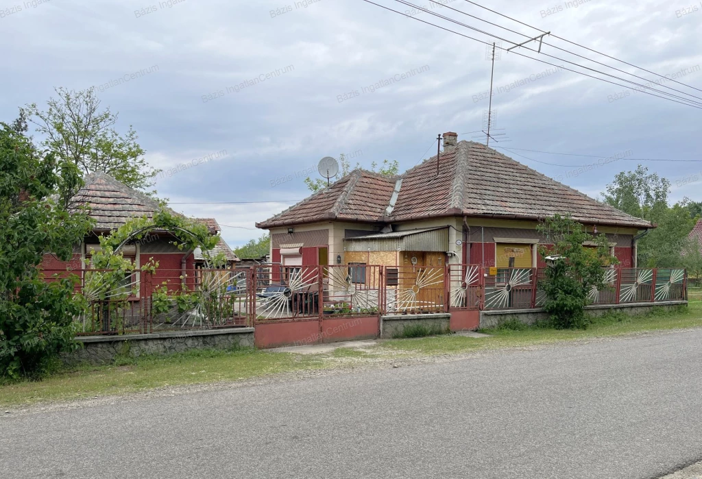 Tompa külterületén, aszfaltozott út mellett tanya eladó
