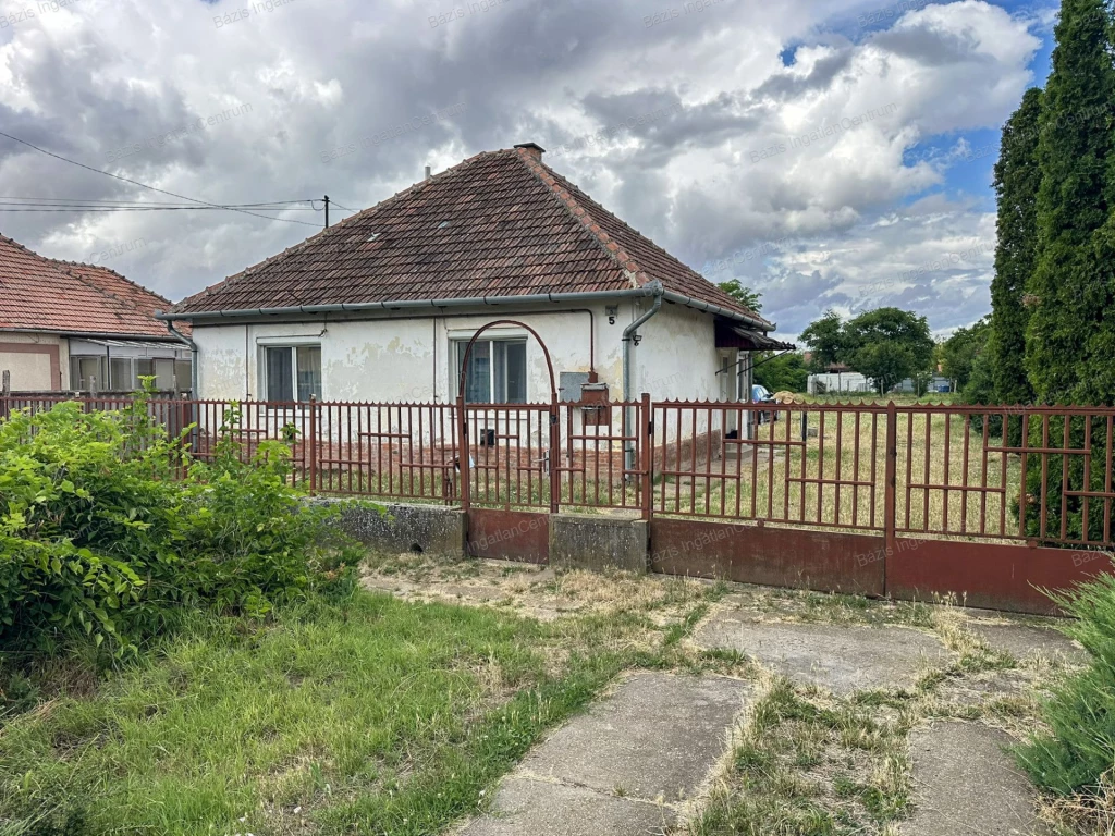 Mélykút, csendes, nyugodt környéken, összközműves, 58 nm-es családi ház eladó