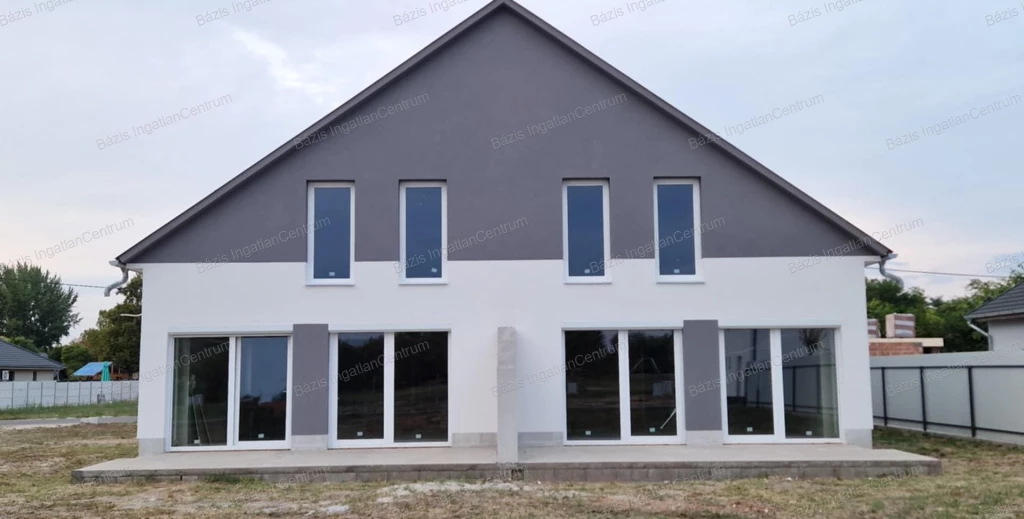 Eladó Baja kertvárosi részében egy modern, újépítésű ikerház