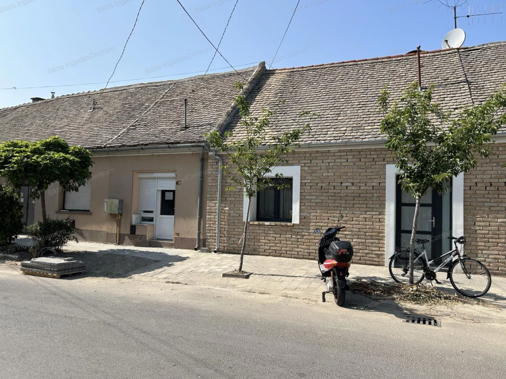 Baján belvárosi házrész eladó