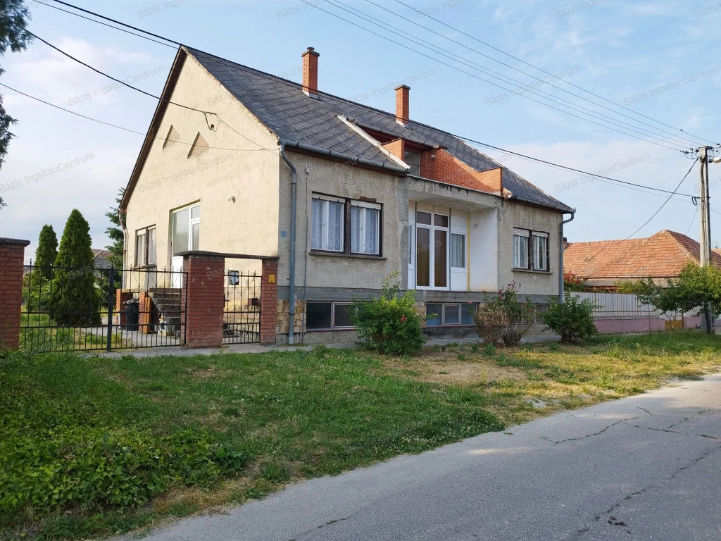 Fajszon eladó egy jó állapotú, 138 m2-es családi ház
