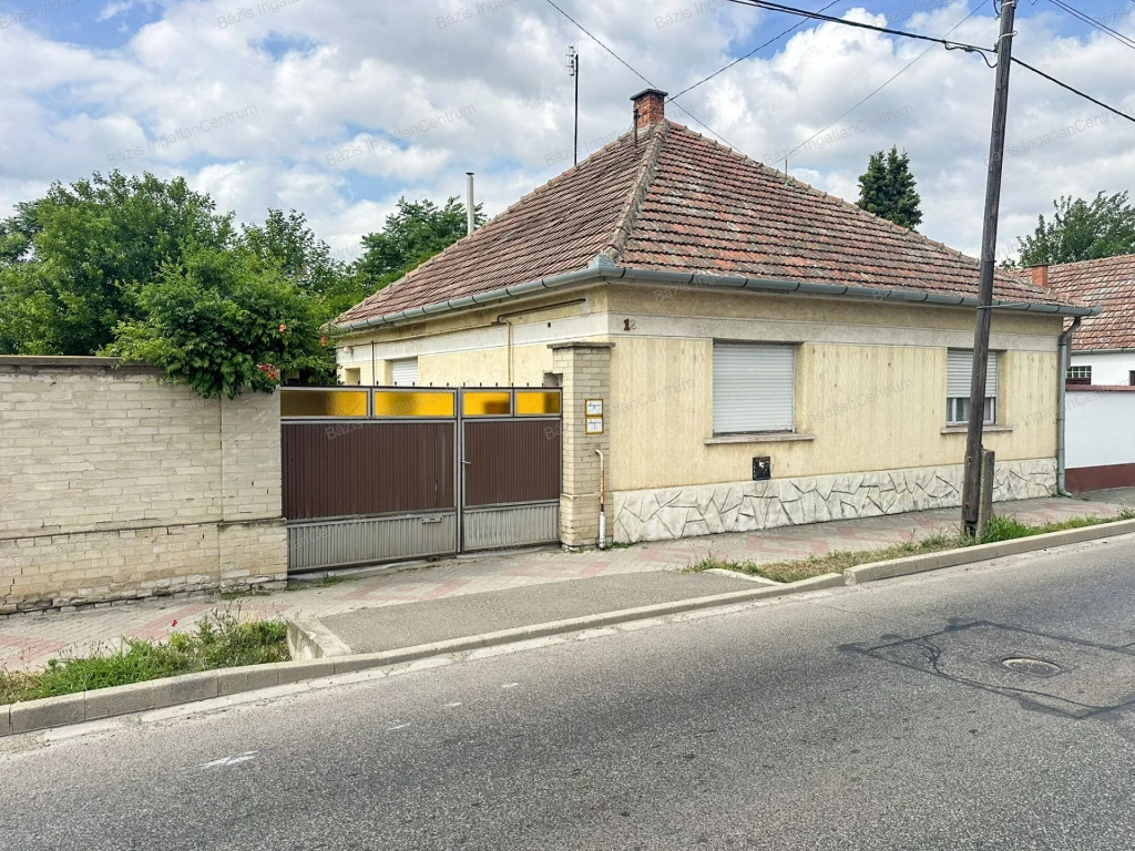 Mélykút, központi részén, 103 nm-es családi ház eladó