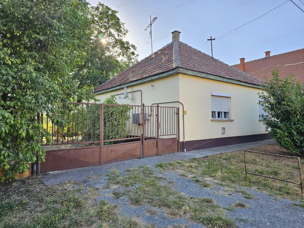 Bácsalmáson 2+1 szobás családi ház eladó