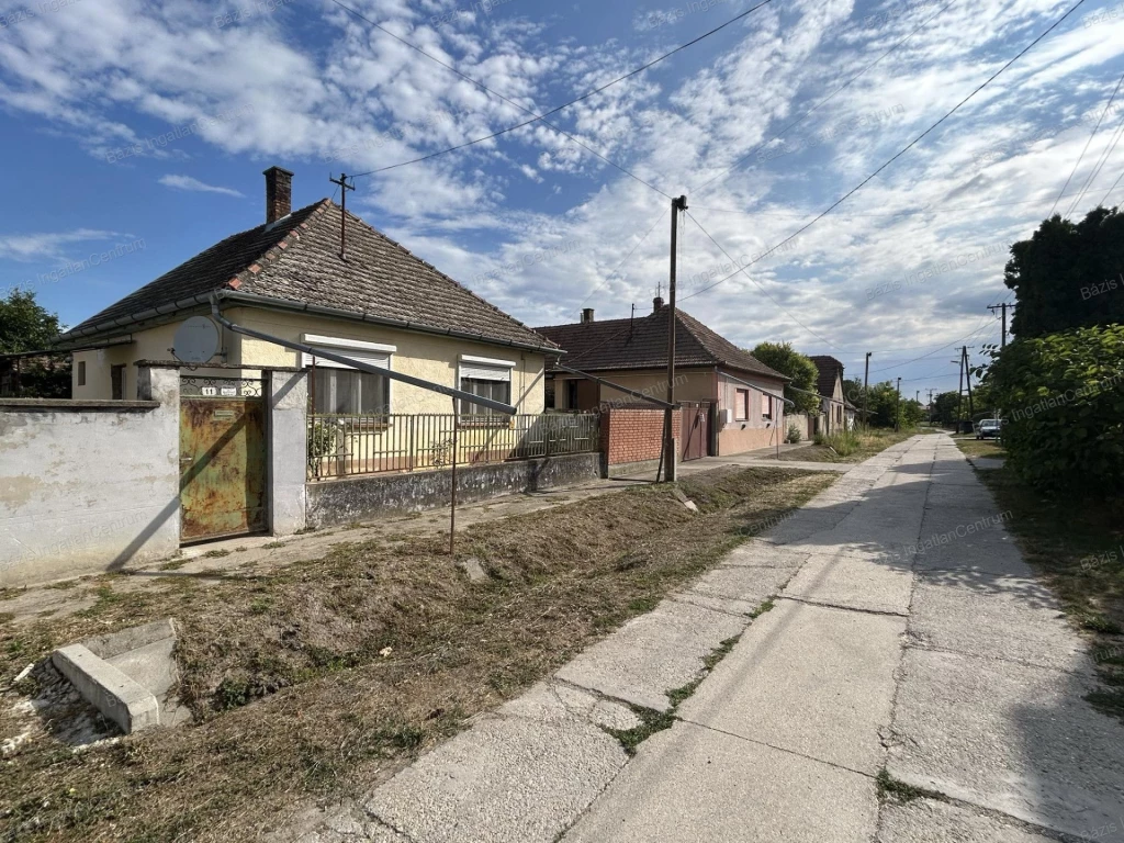 Dávod településen felújítandó, üres családi ház eladó
