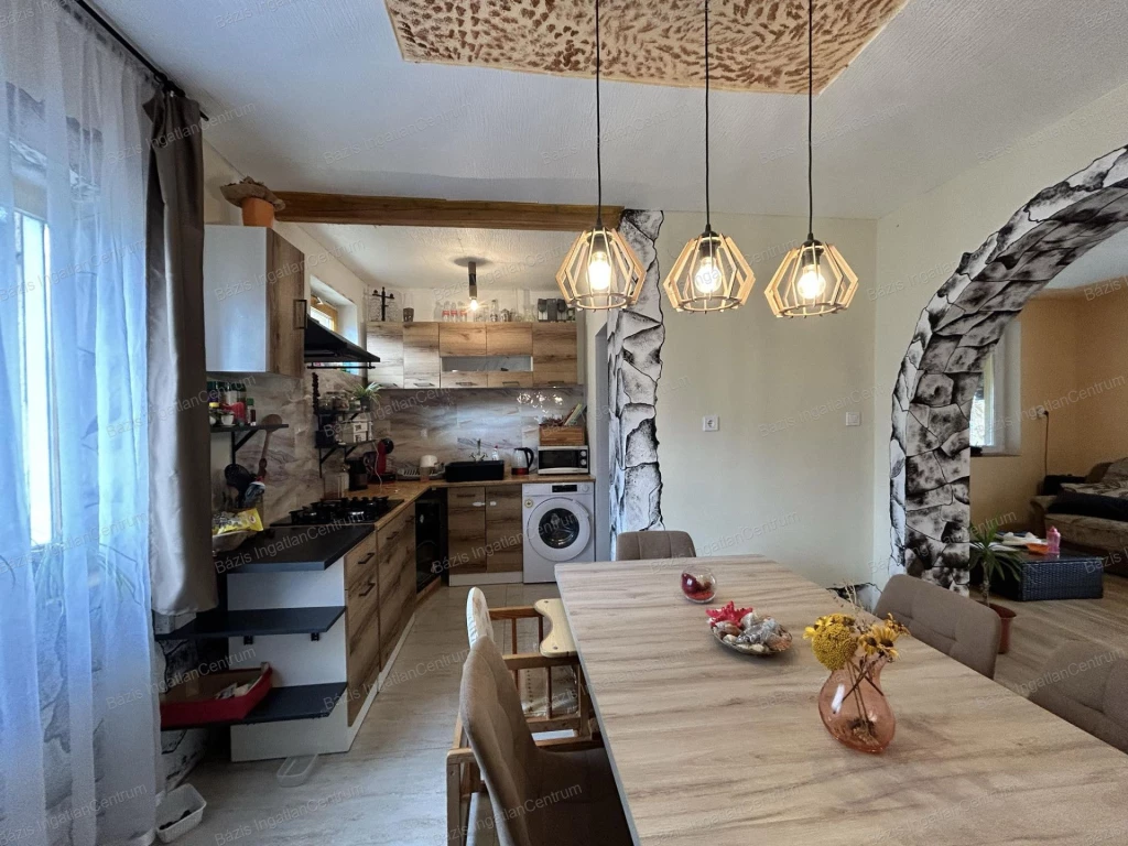 Sükösdön egyszintes családi ház új tetővel, napelem rendszerrel eladó