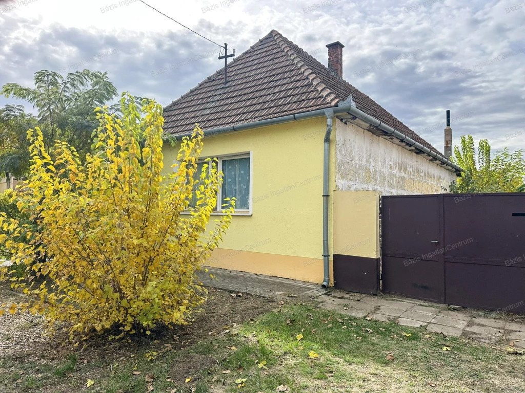 Kunbaja, azonnal birtokba vehető, 75 nm-es családi ház eladó