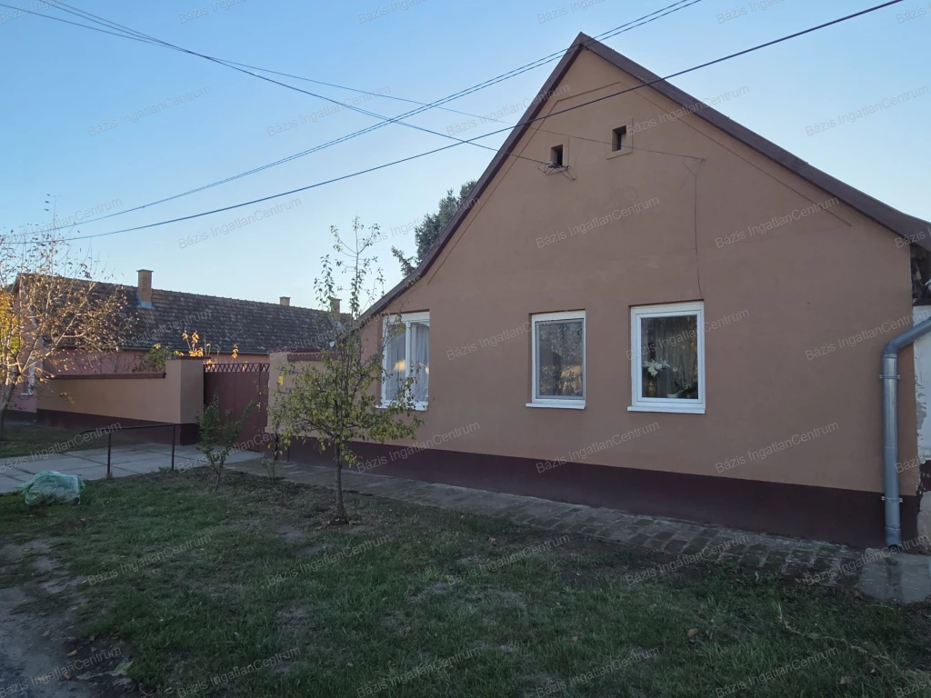 Bácsalmás nyugodt környékén 155nm-es családi ház eladó!