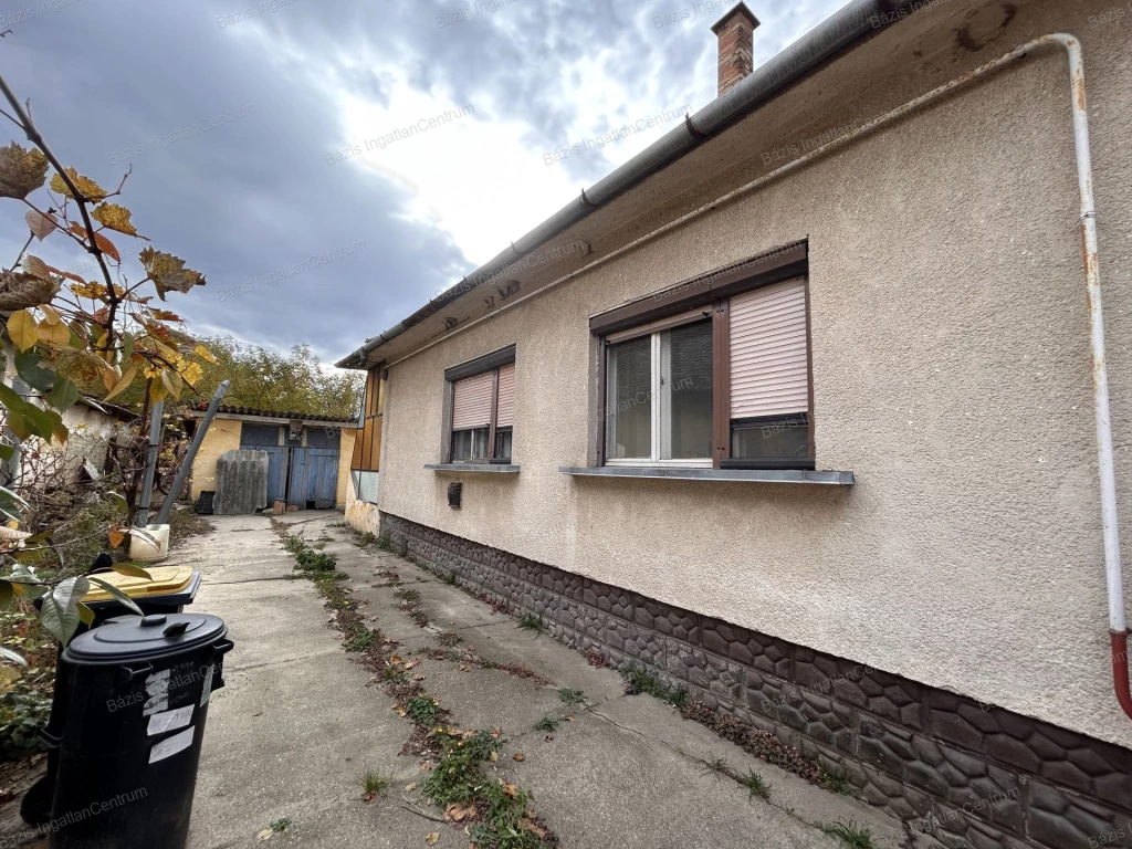 Csátalja központjában eladó egy 86 nm -es felújítandó családi ház