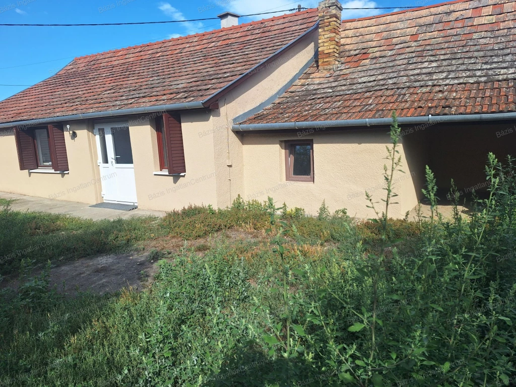 Bajaszentistvánon eladó egy felújított, 62 m²-es családi ház