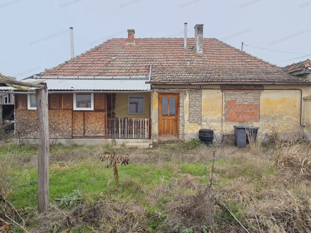 Felújítandó 82nm-es családi ház eladó Kunbaján!