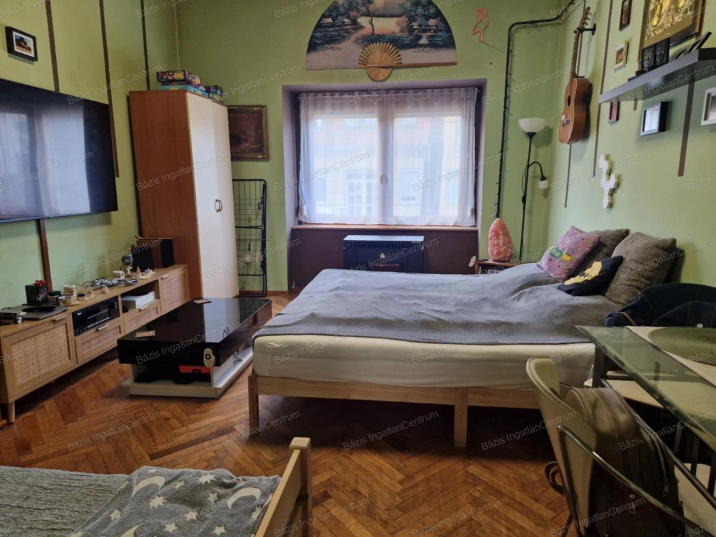 Zeneiskolához közeli 1 szobás házrész eladó Baján