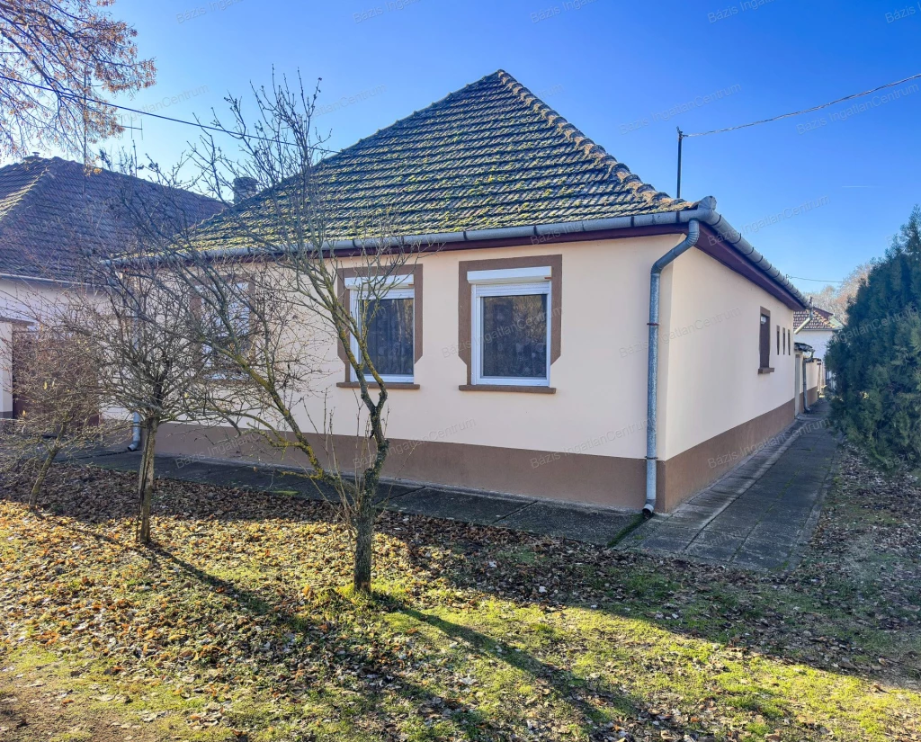 Kunbaja, felújított, 91 nm-es családi ház eladó