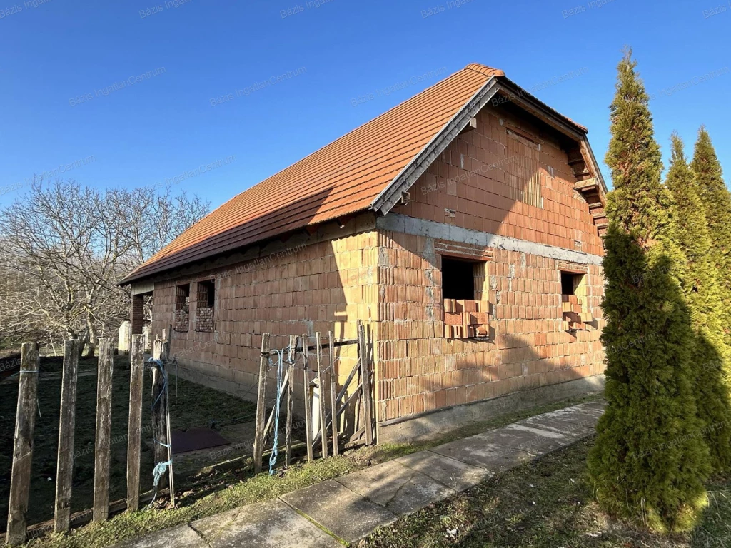 Csátalján eladó egy szerkezetkész, 90 nm-es családi ház