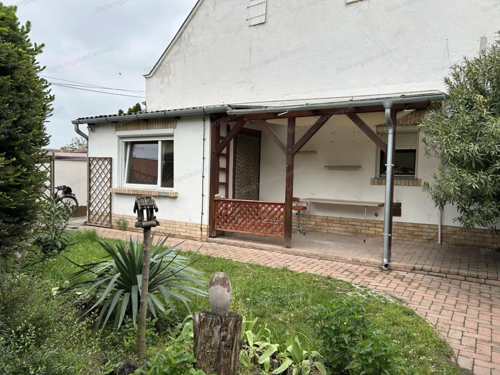 Saját, zárt udvarrészes utcafronti házrész eladó Baja belvárosában