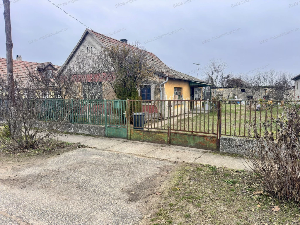 c3-1-name c2-1-name, Kunfehértó