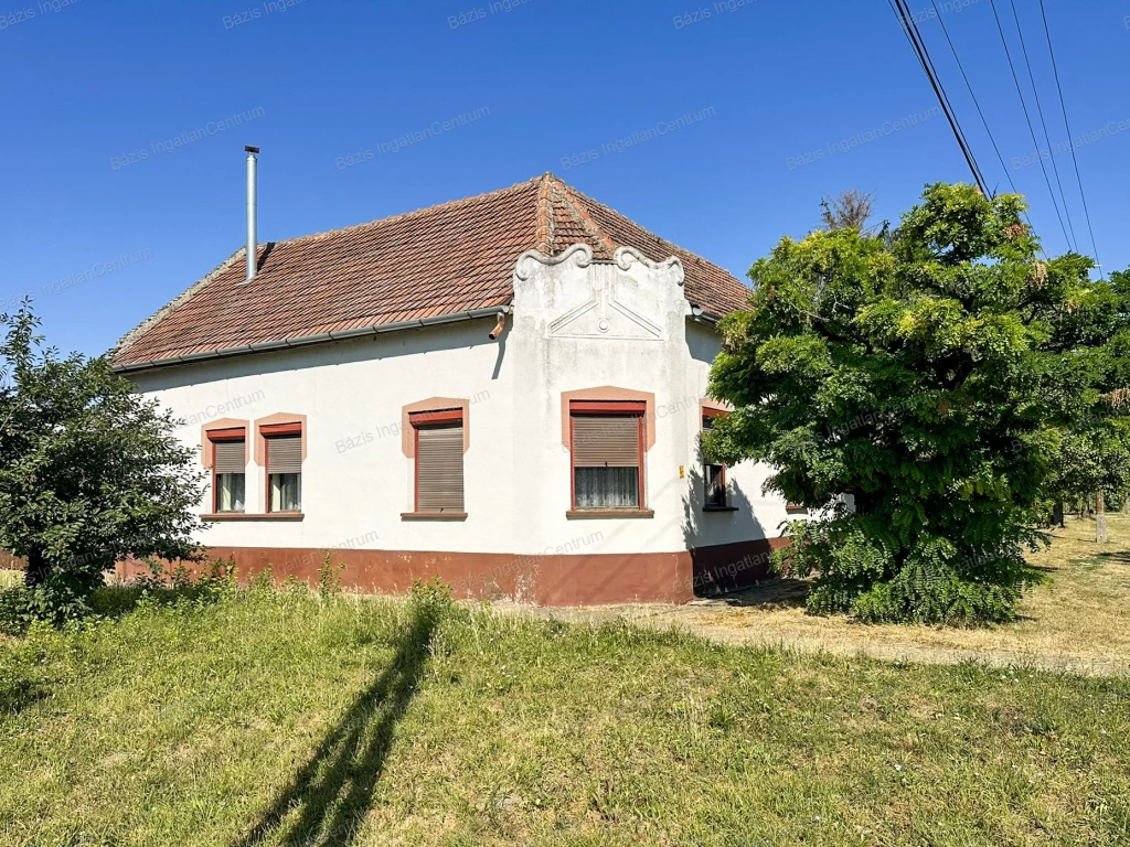 Madaras, 113 nm-es családi ház, melléképülettel eladó