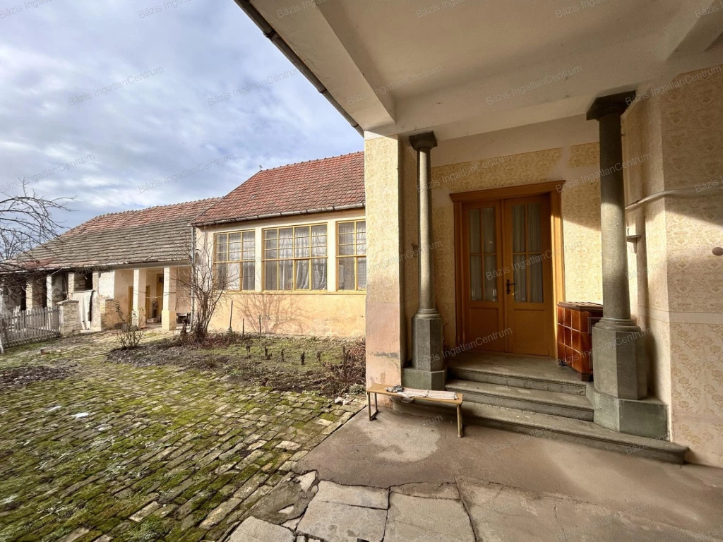 Gara településen eladó egy hangulatos, ötszobás családi ház nagy telekkel