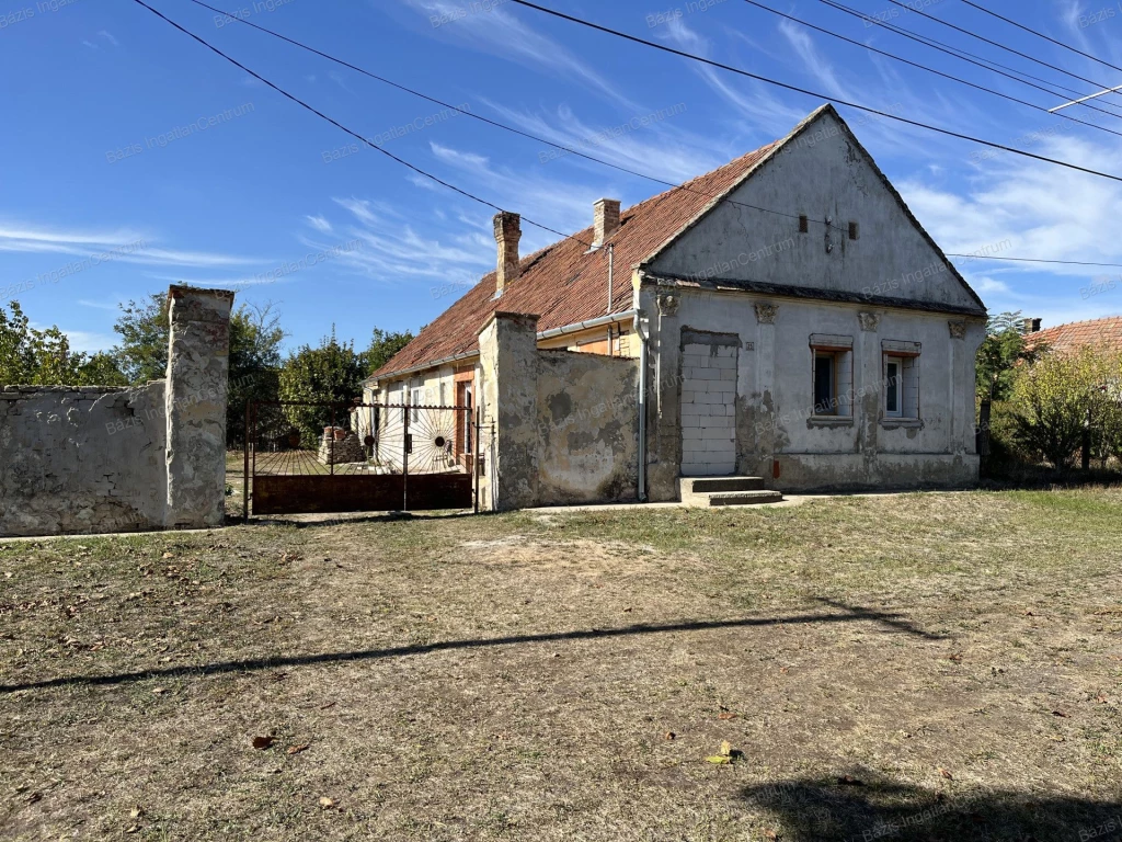 Kunbaján azonnal költözhető 85 nm-es családi ház eladó