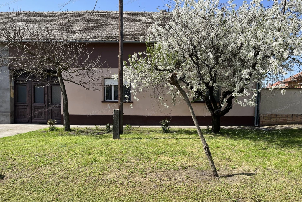 Kunbaja központjában 86 nm-es családi ház eladó