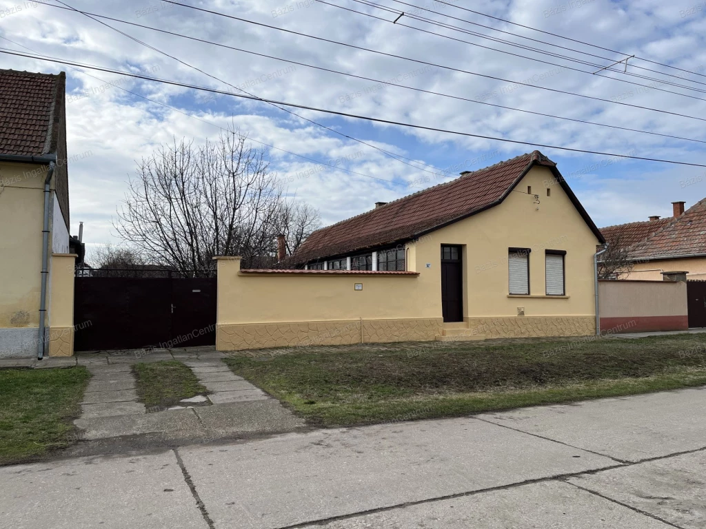 Bácsalmás központjában családi ház eladó
