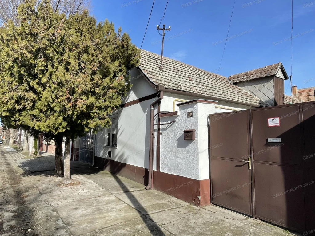 Kiskunhalas központjának közelében házrész eladó