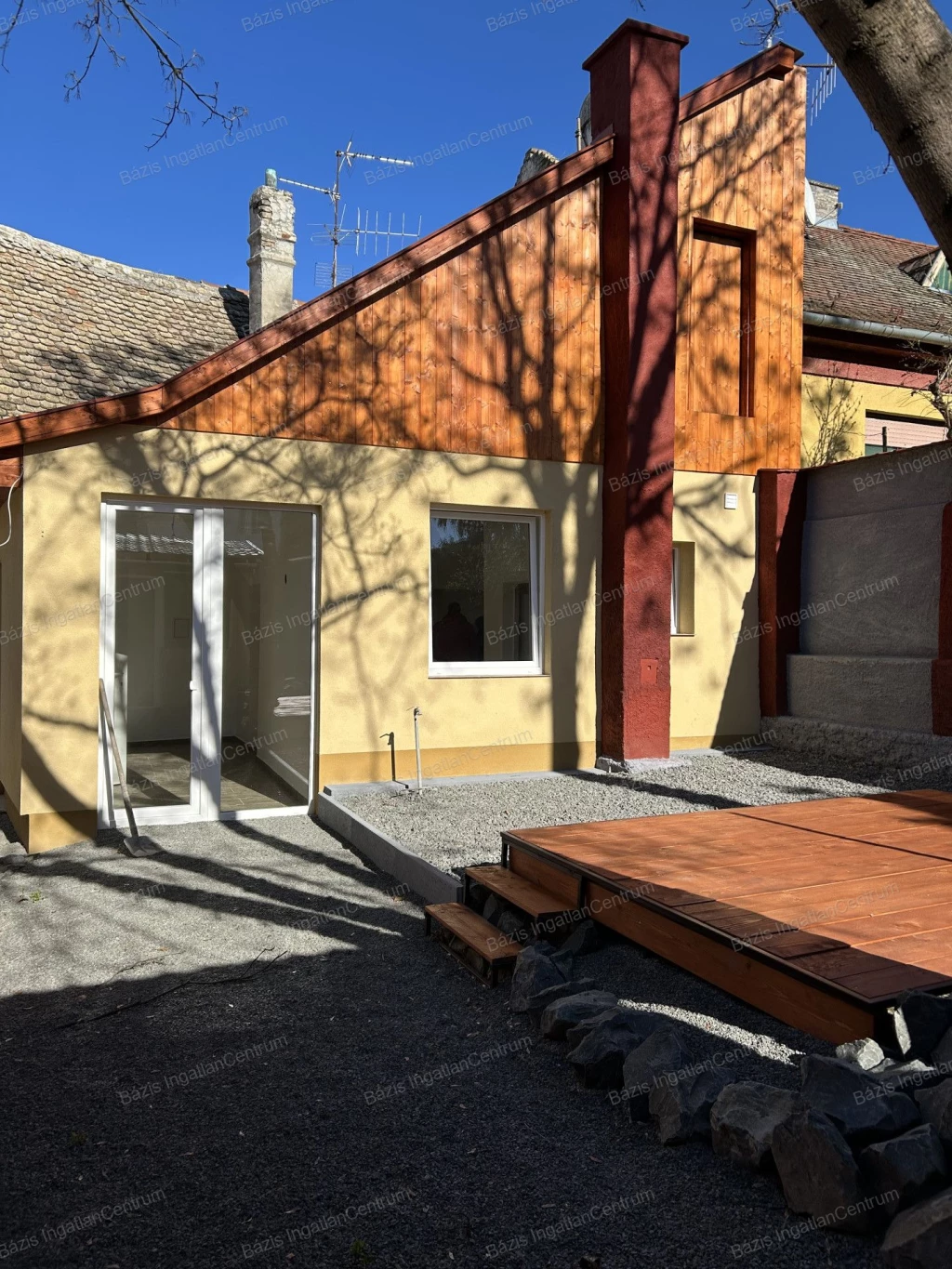 Baja belvárosában eladó egy gyönyörűen felújított lakás saját udvarral