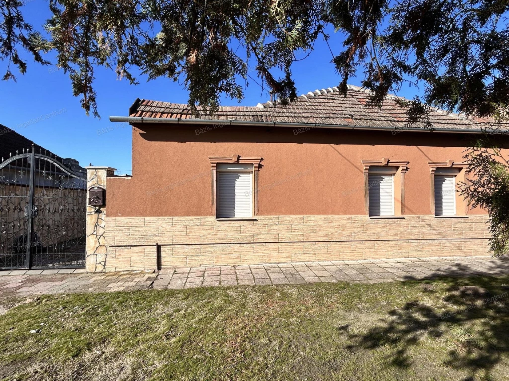 Baja Józsefvárosban eladó külön bejáratú házrész saját udvarral