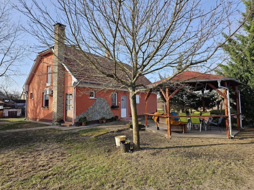 Kiskunhalas szélén jó állapotú családi ház eladó