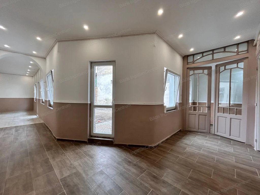 Jánoshalma központjában felújított polgári otthon eladó