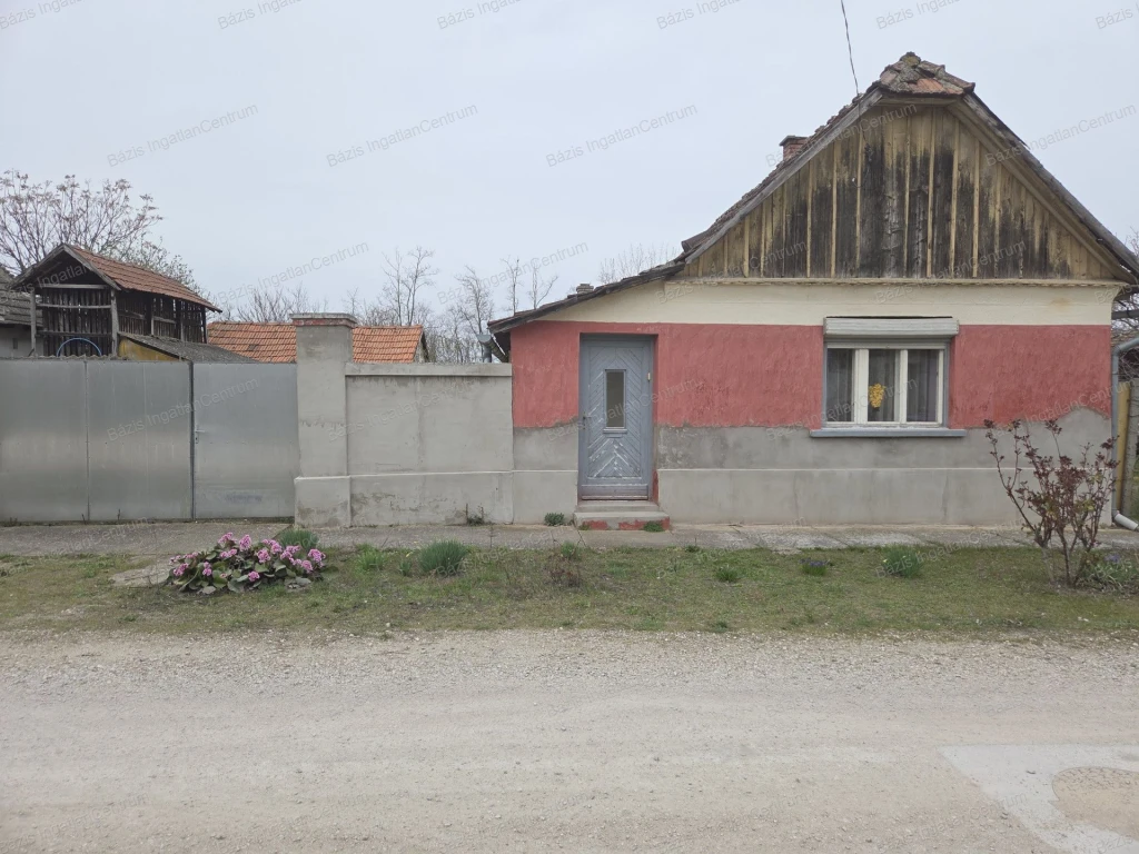 Mélykúton 52nm-es, bútorozott, felújítandó családi ház eladó