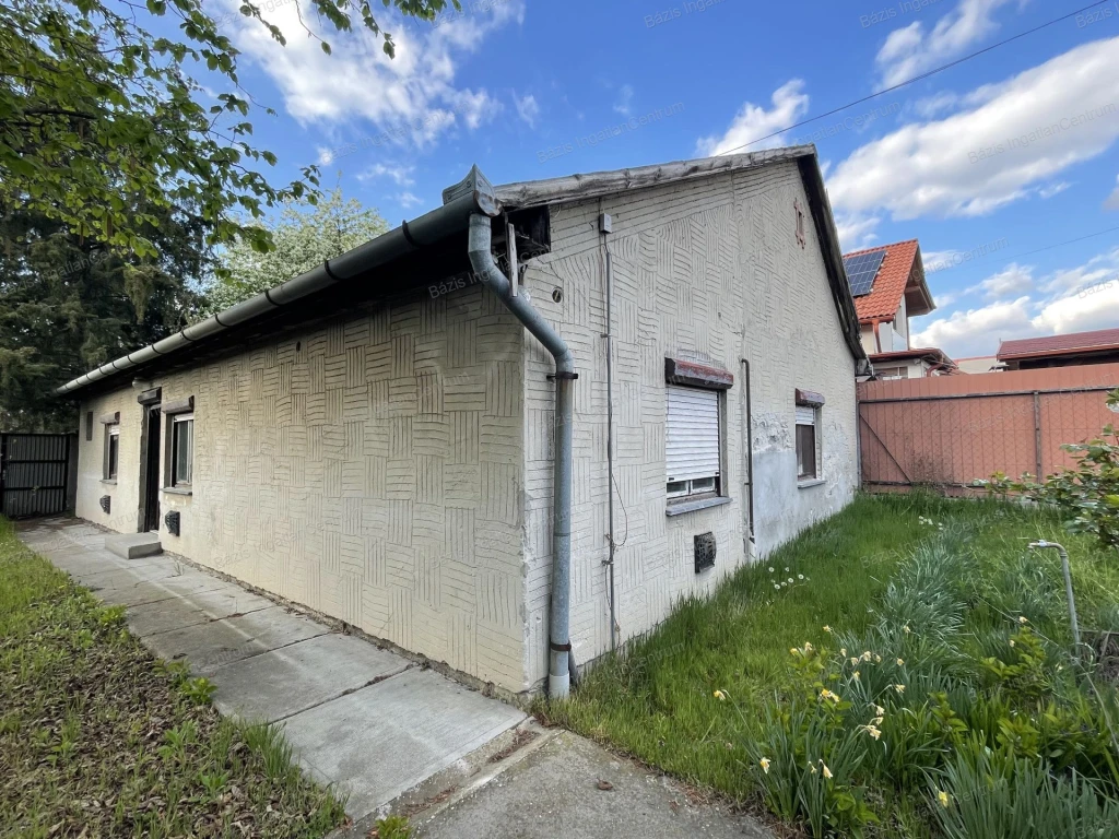 Kiskunhalason a Bibó Gimnázium közelében családi ház eladó