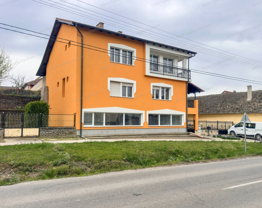 Császártöltés központjában 321 nm-es családi ház eladó