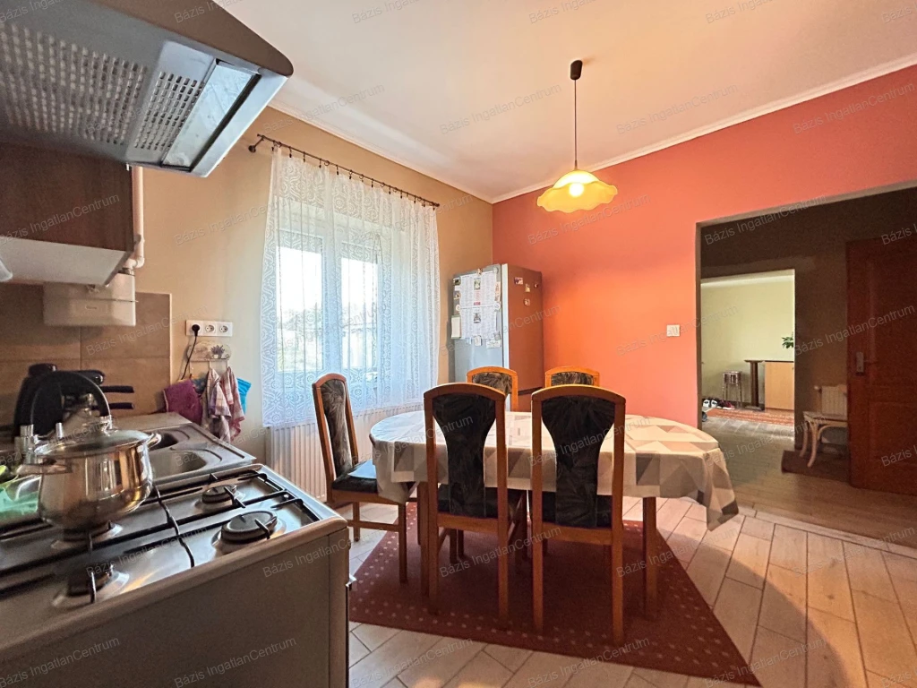 Baja, Kiscsávoly szívében eladó egy felújított 68 m2-es családi ház