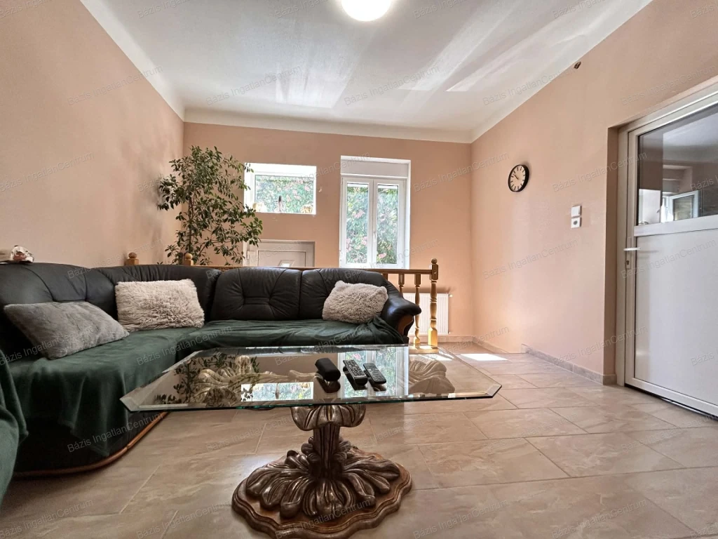 Baja Szabadság utcai Delta közelében tetőtér beépítéses lakás eladó