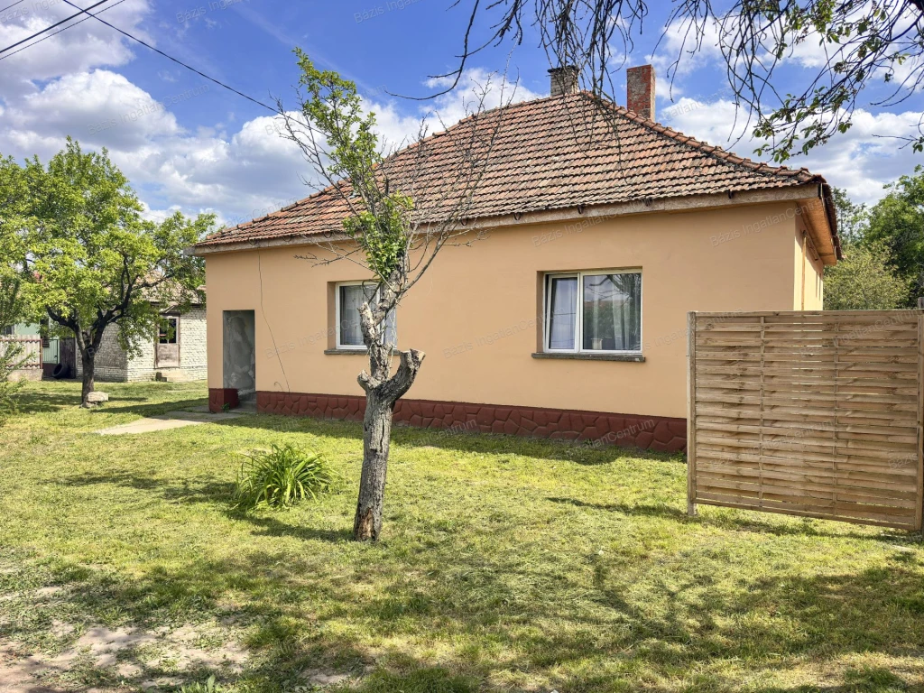 Kisszállás, felújított, 70 nm-es családi ház eladó
