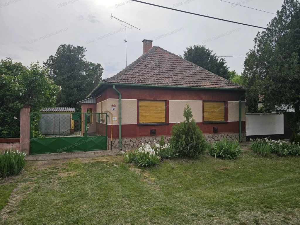 Bácsalmáson 60 m2-es, tégla építésű családi ház eladó