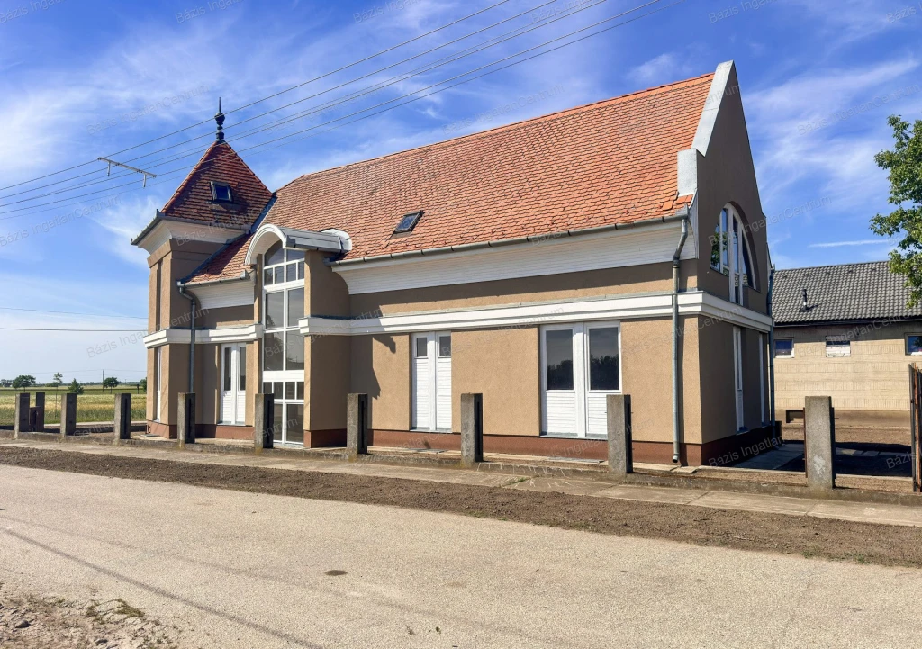 Kisszállás, szerkezetkész, 268 nm-es lakóingatlan eladó