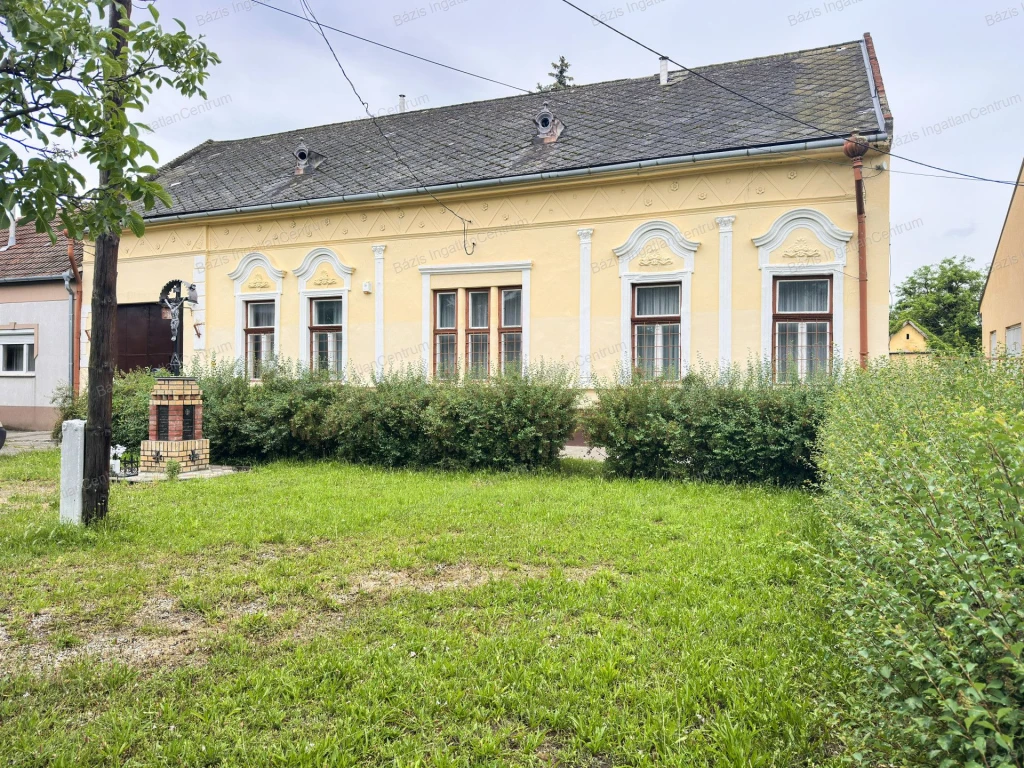 Madaras, központjában, 540 nm-es irodaház eladó