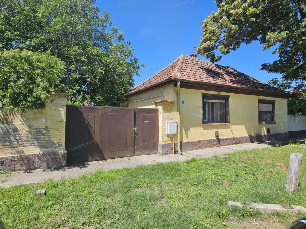 Bács-Kiskun megye Bácsalmás, felújítandó, 97 m2-es családi ház eladó