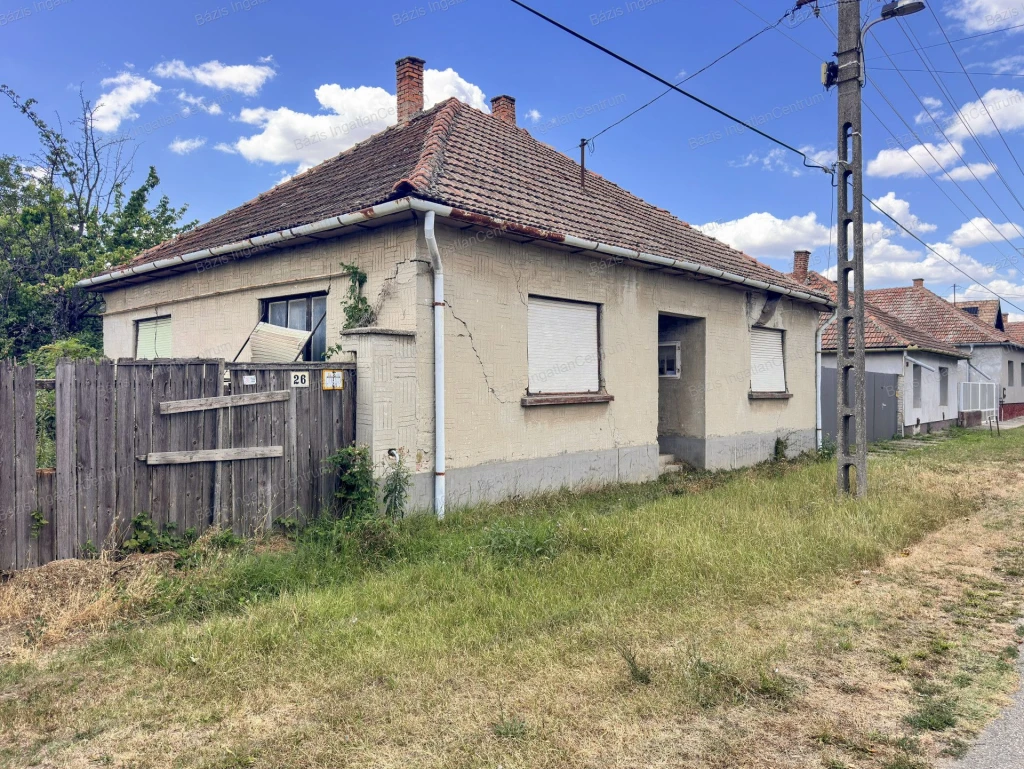 Mélykút, felújítandó/bontandó, 133 nm-es családi ház eladó